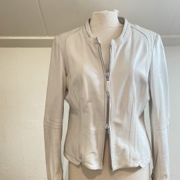 DNA leather jacket in white vooraanzicht van dit Simone Hessing Vintage item