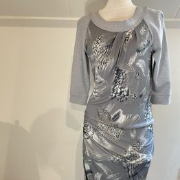 Voorkant foto van Marccain grijs print jurk